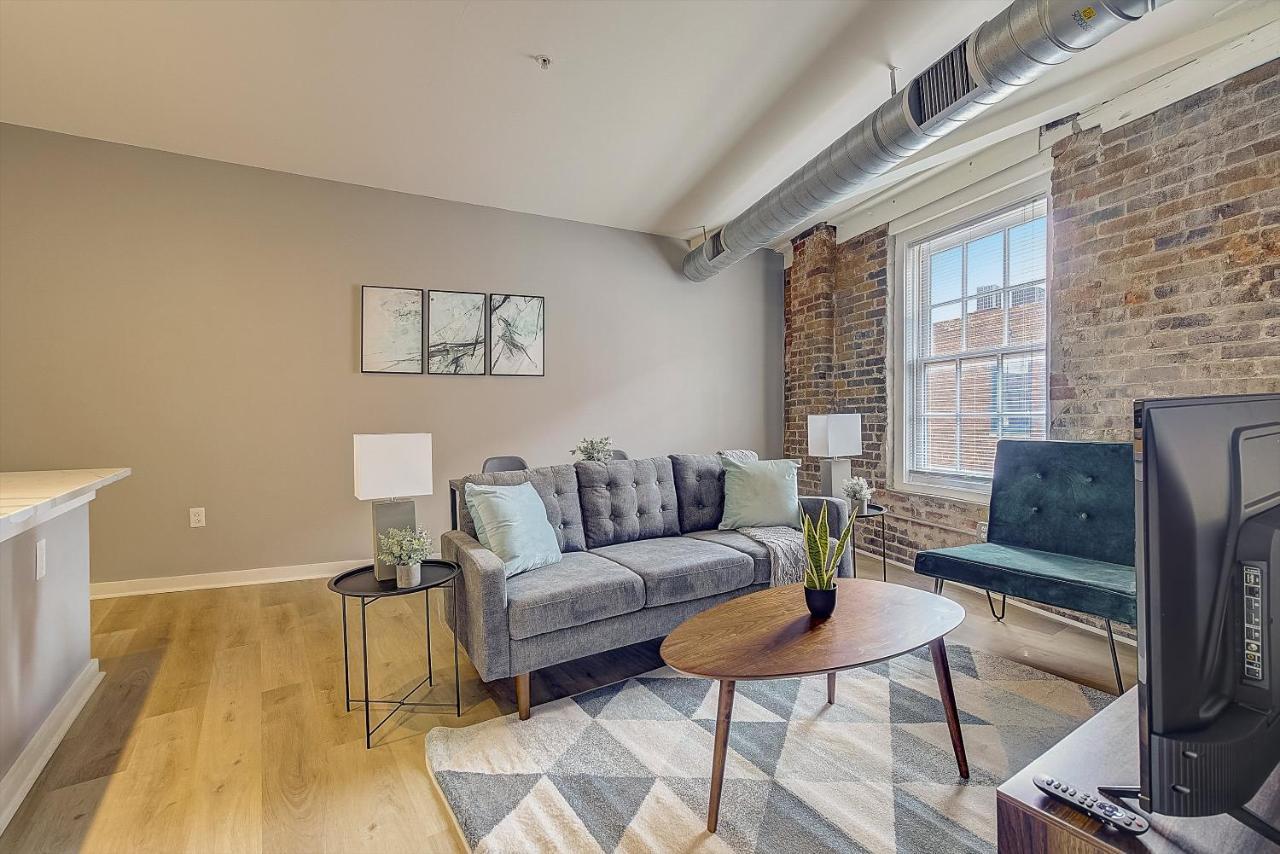 Frontdesk I Carriage Wheel Lofts Apts Philadelphia 아파트 객실 사진