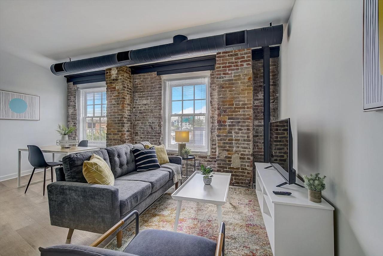 Frontdesk I Carriage Wheel Lofts Apts Philadelphia 아파트 객실 사진